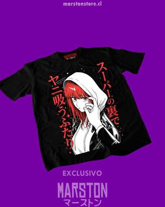 Polera negra Smoking Behind the Supermarket with You con diseño de Yamada