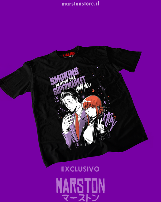Polera negra Smoking Behind the Supermarket with You con diseño de Yamada y Sasaki
