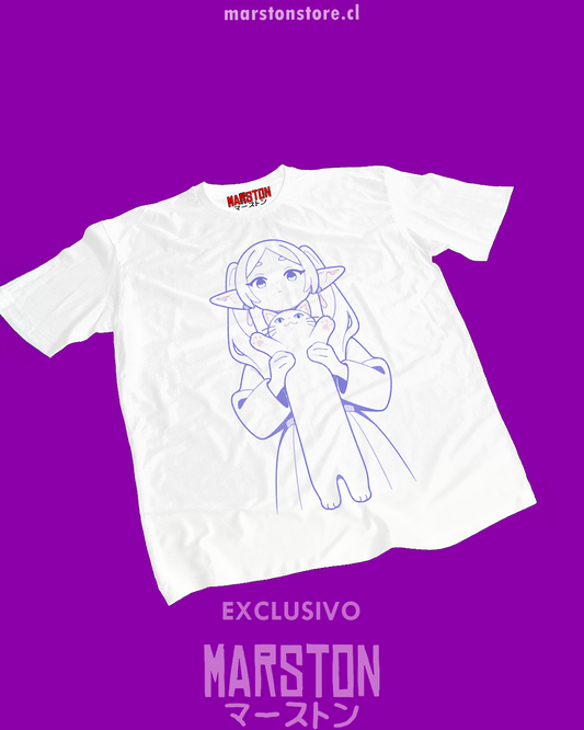 Polera blanca Sousou no Frieren con diseño inspirado en el anime