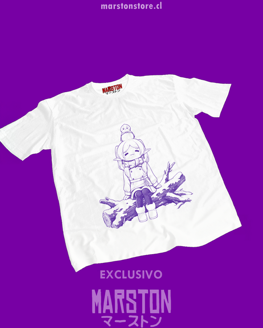 Polera blanca Sousou no Frieren con diseño inspirado en el anime
