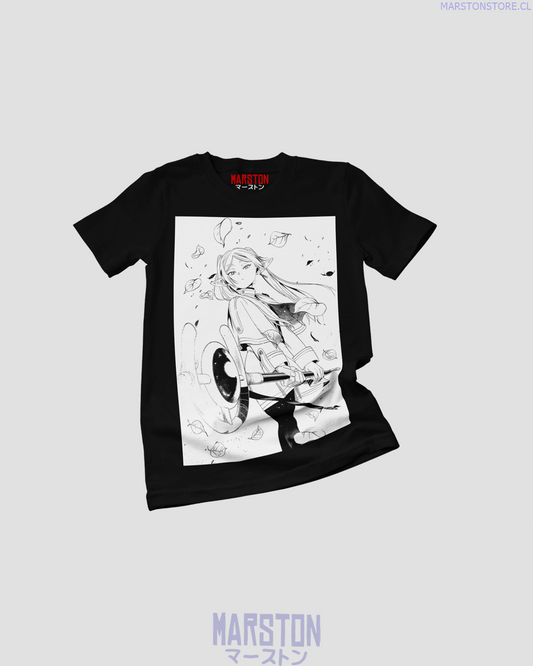 Polera negra Sousou no Frieren con diseño inspirado en el anime