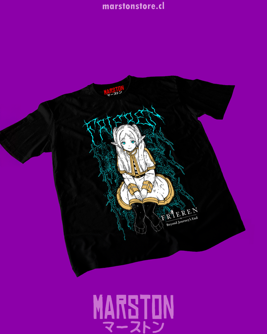 Polera negra Sousou no Frieren con diseño inspirado en el anime