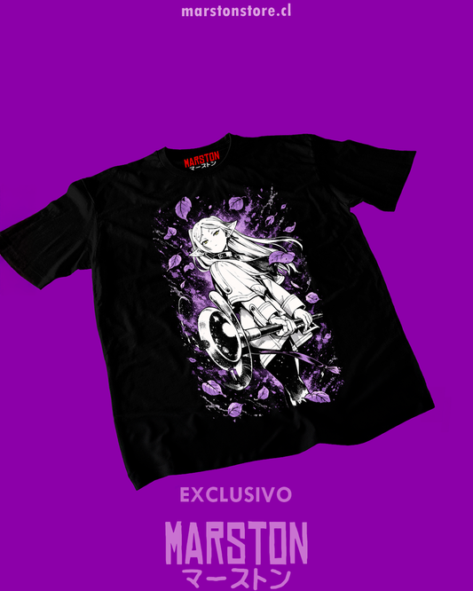 Polera negra Sousou no Frieren con diseño inspirado en el anime