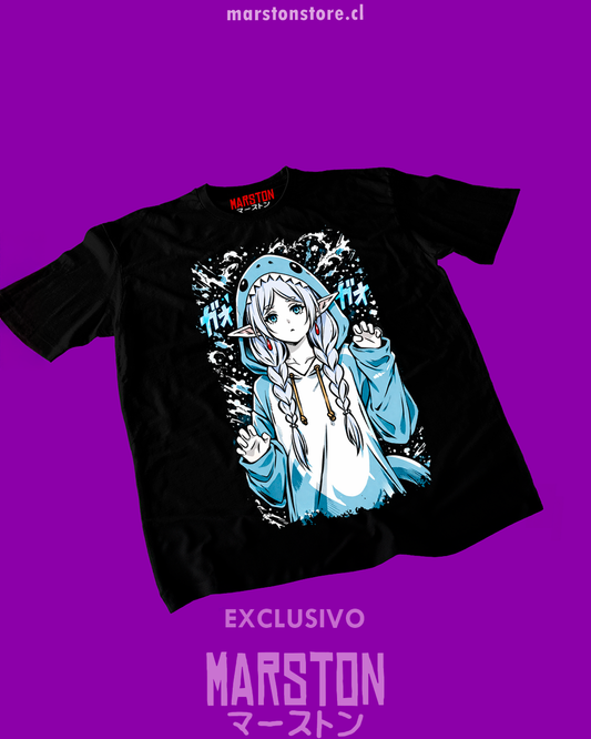 Polera negra Sousou no Frieren con diseño inspirado en el anime