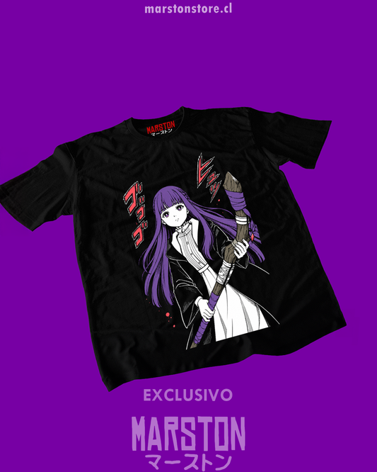 Polera negra Sousou no Frieren con diseño de Fern