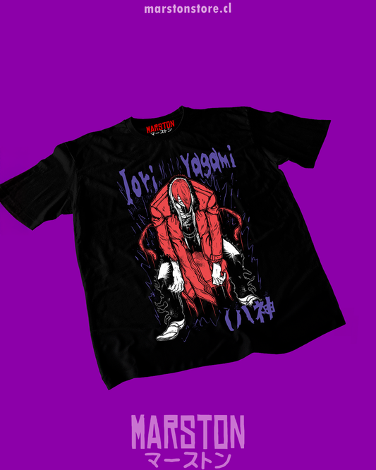 Polera negra The King of Fighters con diseño de Iori Yagami