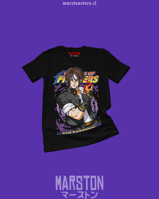 Polera negra The King of Fighters con diseño de Kyo Kusanagi