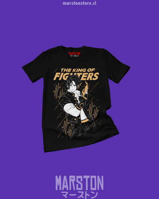Polera negra The King of Fighters con diseño de Kyo Kusanagi
