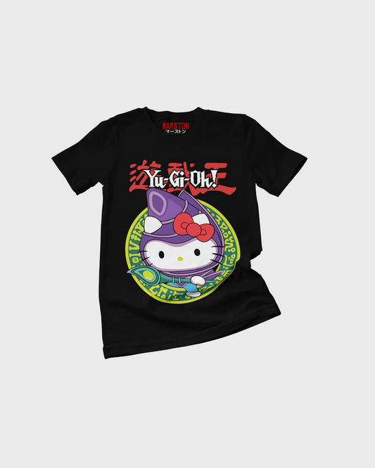 Polera de Yu-Gi-Oh! x Sanrio con Mago Oscuro