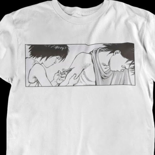 Polera blanca de Akira