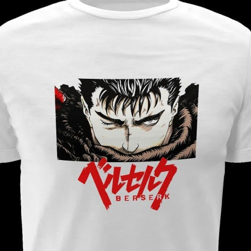 Polera blanca de Berserk con diseño de Guts