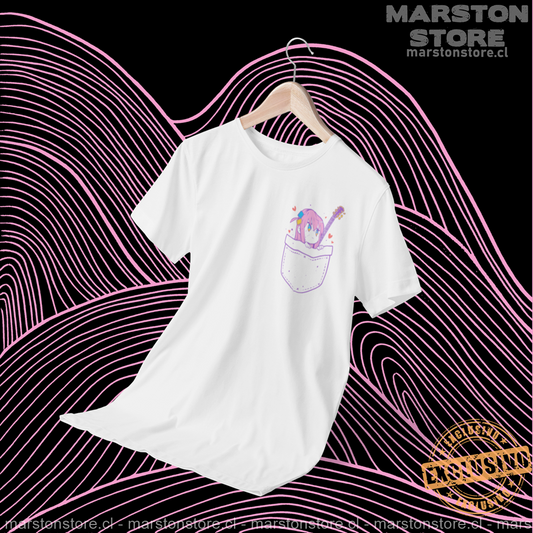 Polera blanca de Bocchi the Rock! con Hitori Gotoh y diseño de bolsillo