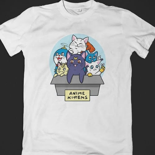 Polera blanca crossover con Gatomon, Luna, Meowth, Doraemon y Karin