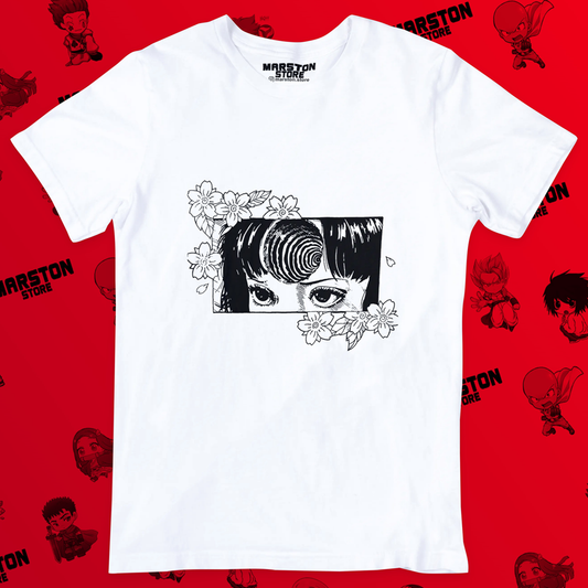 Polera blanca de Junji Ito con diseño de manga de terror
