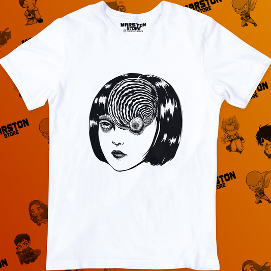 Polera blanca de Junji Ito con diseño de manga de terror