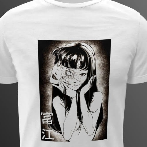 Polera blanca de Junji Ito con Tomie