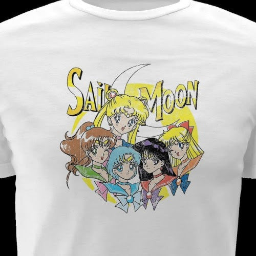 Polera blanca de Sailor Moon con diseño anime