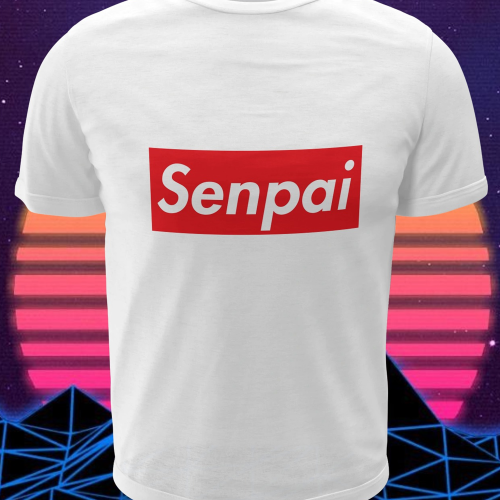 Polera blanca con diseño Senpai