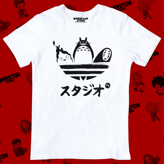 Polera blanca de Studio Ghibli con diseño anime
