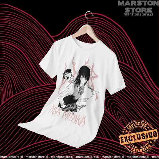 Polera blanca Chainsaw Man con diseño de Asa Mitaka
