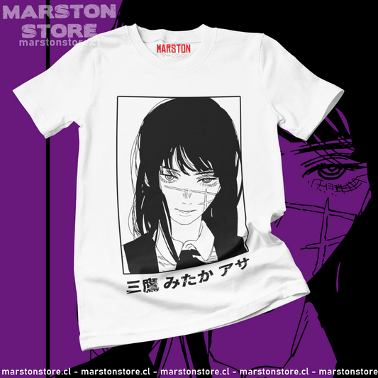 Polera blanca Chainsaw Man con diseño de Asa Mitaka