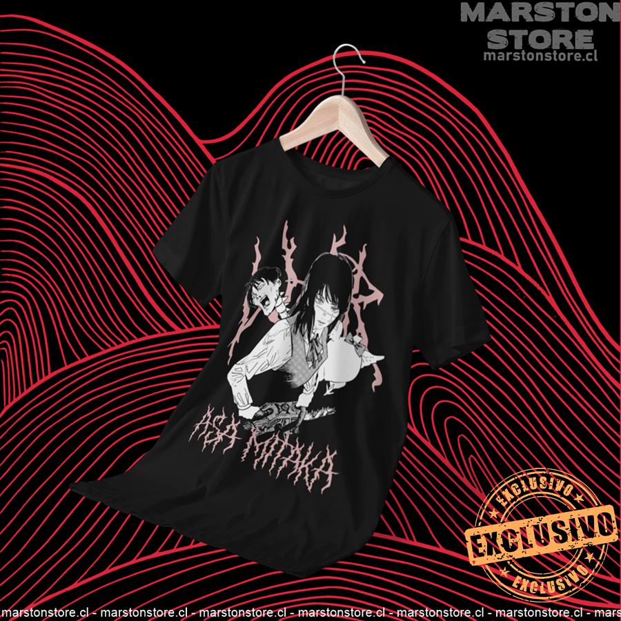 Polera negra Chainsaw Man con diseño de Asa Mitaka