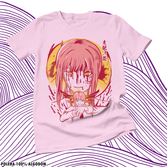 Polera rosada Chainsaw Man con diseño de Makima