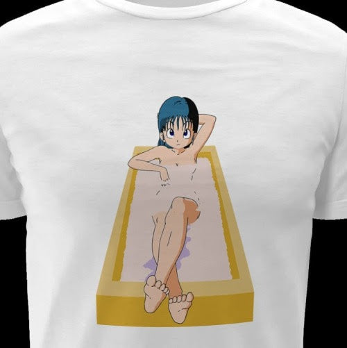 Polera blanca Dragon Ball con diseño de Bulma