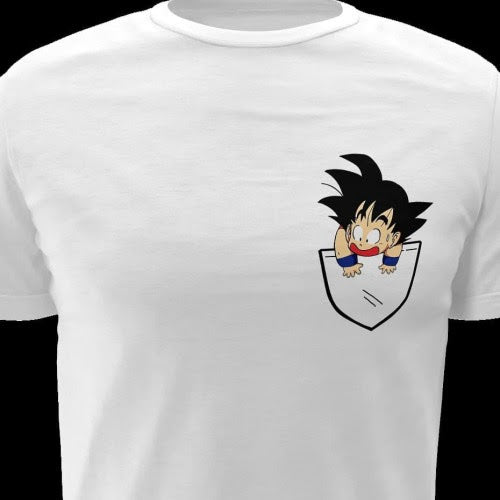 Polera blanca Dragon Ball con diseño de Goku en bolsillo