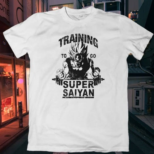 Polera blanca Dragon Ball con Goku entrenando para Super Saiyan