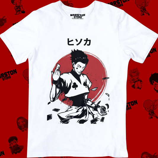 Polera blanca Hunter x Hunter con diseño de Hisoka Morow