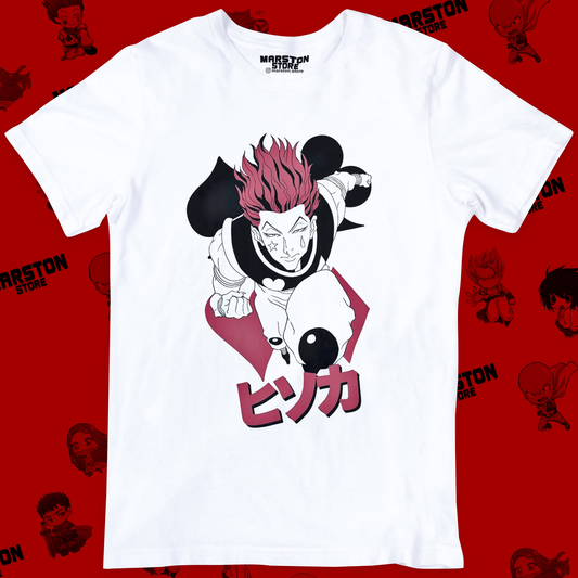 Polera blanca Hunter x Hunter con diseño de Hisoka Morow