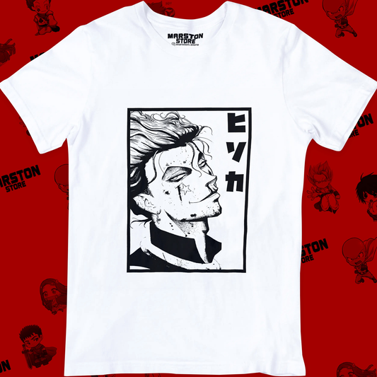 Polera blanca Hunter x Hunter con diseño de Hisoka Morow