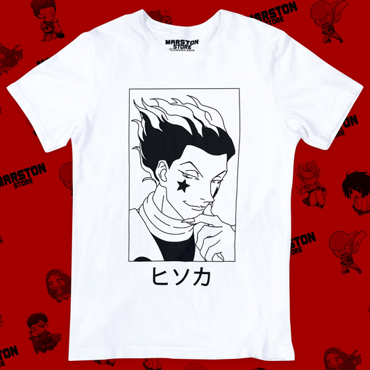 Polera blanca Hunter x Hunter con diseño de Hisoka Morow