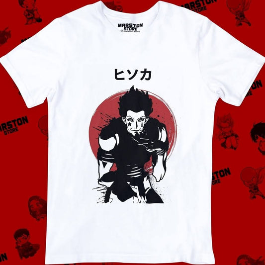 Polera blanca Hunter x Hunter con diseño de Hisoka Morow