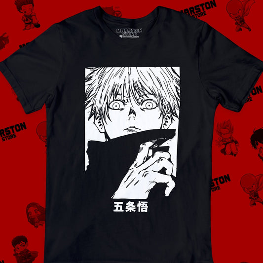 Polera negra Jujutsu Kaisen con diseño de Satoru Gojo