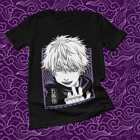 Polera negra Jujutsu Kaisen con diseño de Satoru Gojo