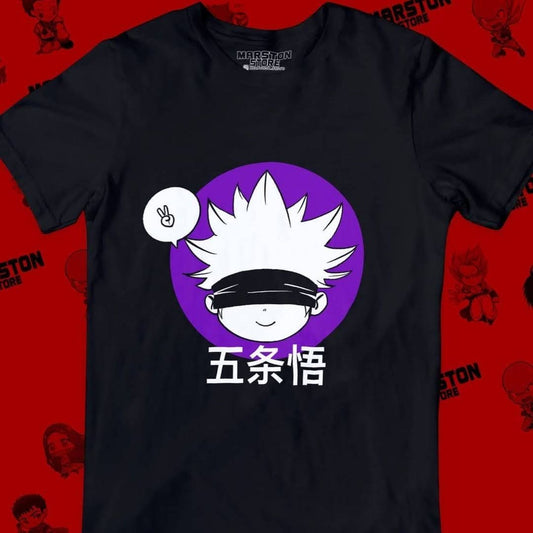 Polera negra Jujutsu Kaisen con diseño de Satoru Gojo