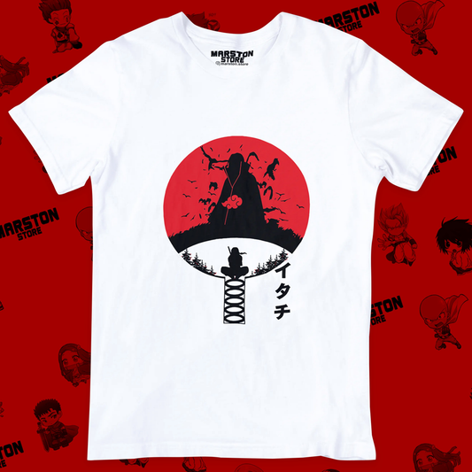 Polera blanca Naruto con diseño de Itachi Uchiha
