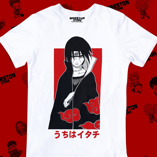 Polera blanca Naruto con diseño de Itachi Uchiha