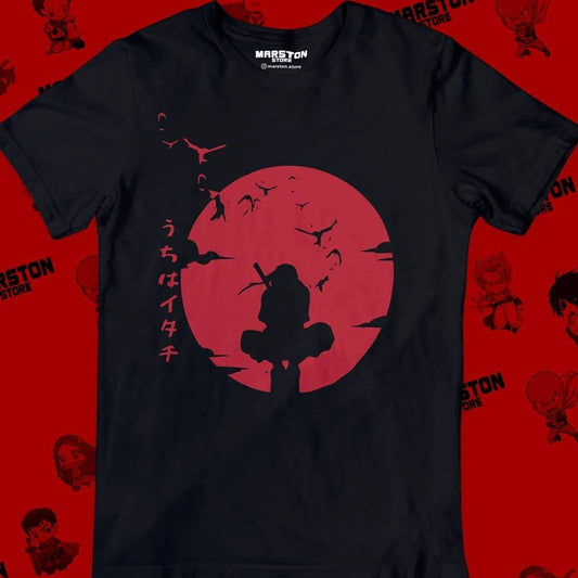 Polera negra Naruto con diseño de Itachi Uchiha