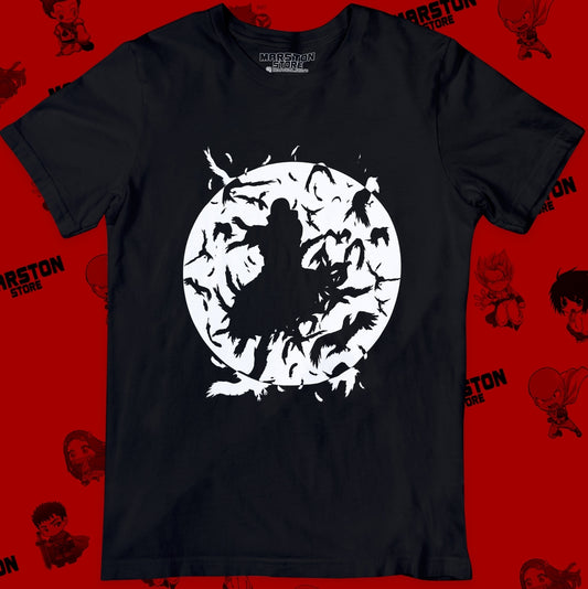 Polera negra Naruto con diseño de Itachi Uchiha