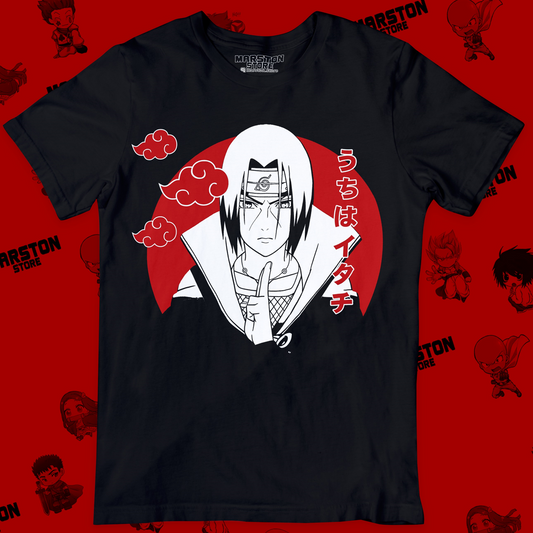 Polera negra Naruto con diseño de Itachi Uchiha