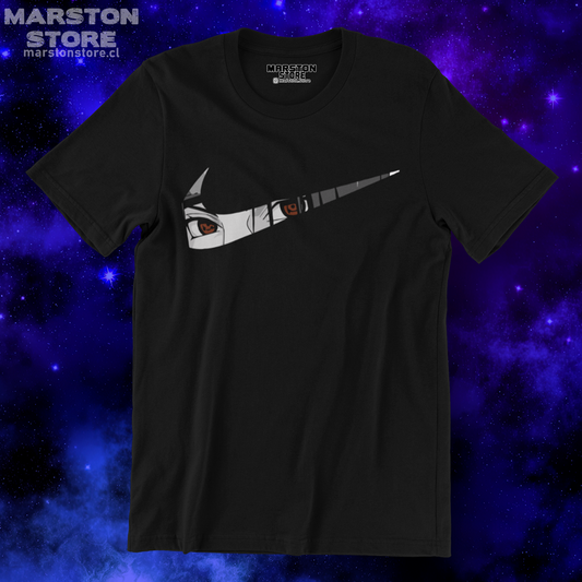 Polera negra Naruto con diseño de Itachi Uchiha