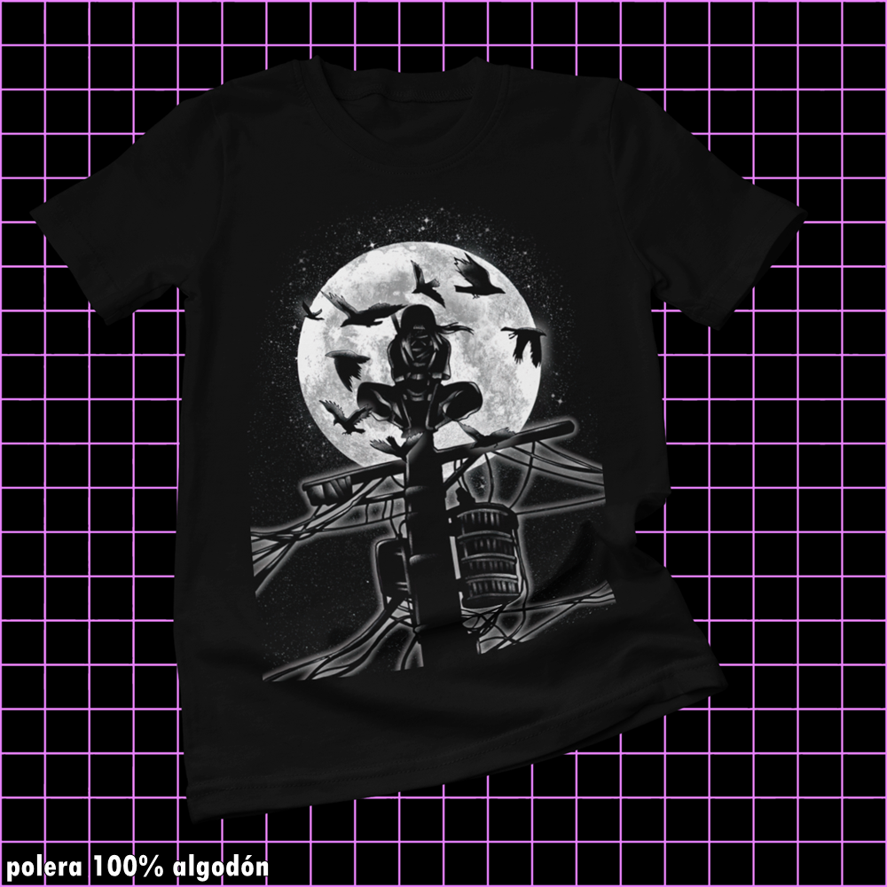 Polera negra Naruto con diseño de Itachi Uchiha