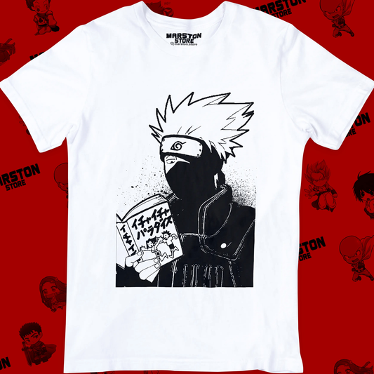Polera blanca Naruto con diseño de Kakashi Hatake