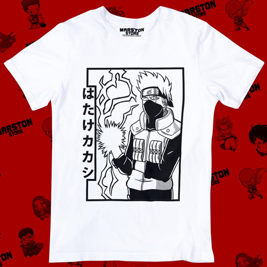 Polera blanca Naruto con diseño de Kakashi Hatake