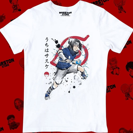 Polera blanca Naruto con diseño de Sasuke Uchiha