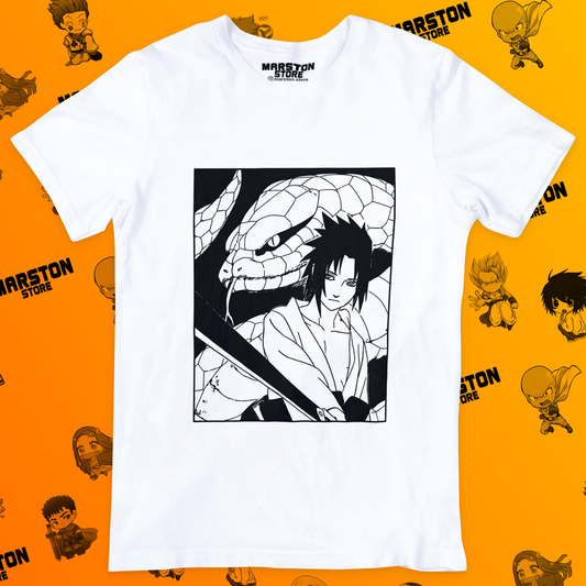 Polera blanca Naruto con diseño de Sasuke Uchiha