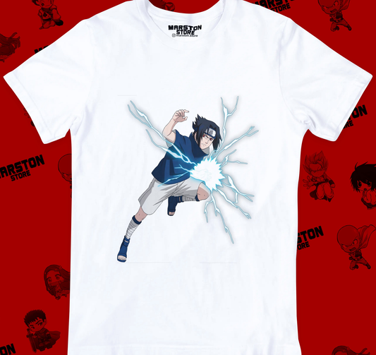Polera blanca Naruto con diseño de Sasuke Uchiha